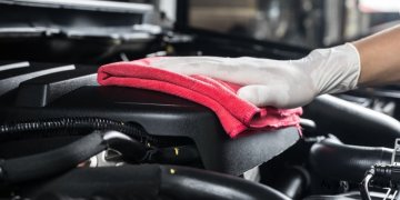 Jak odstranit mastnotu z motoru?