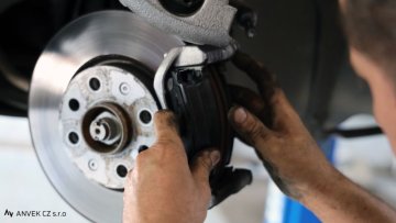 Jak používat čistič brzd: krok za krokem k čistému brzdovému systému