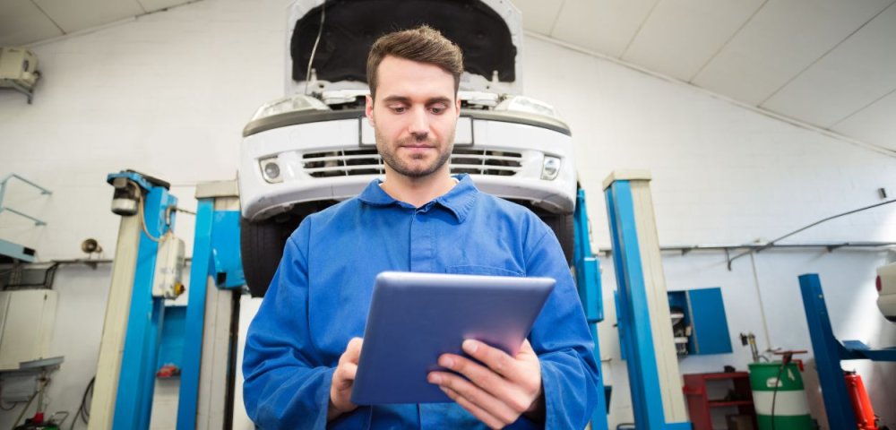 automechanik s mazacím plánem