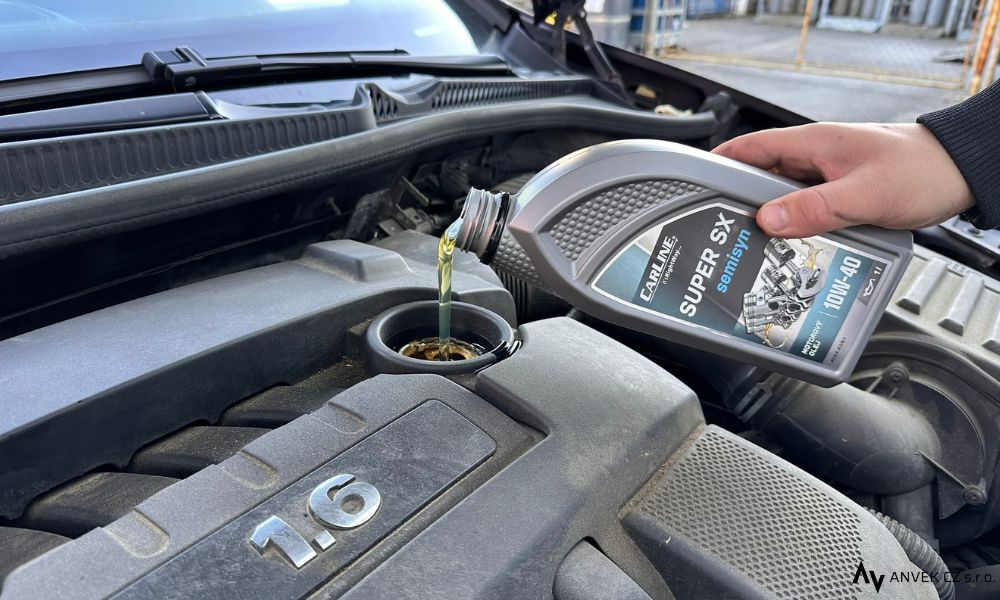 motorový olej 10w40 Carline nalévání